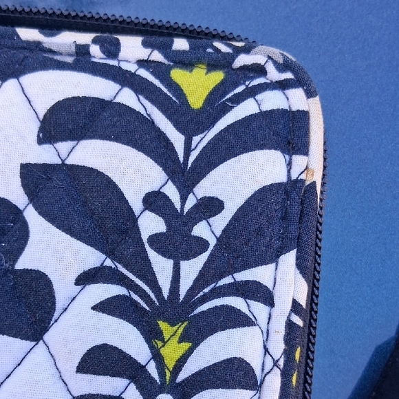 Vera Bradley Black and White Floral Phone Case with Yellow Accents - Picture 4 of 9